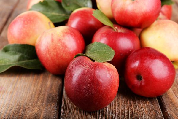 apples on wooden table